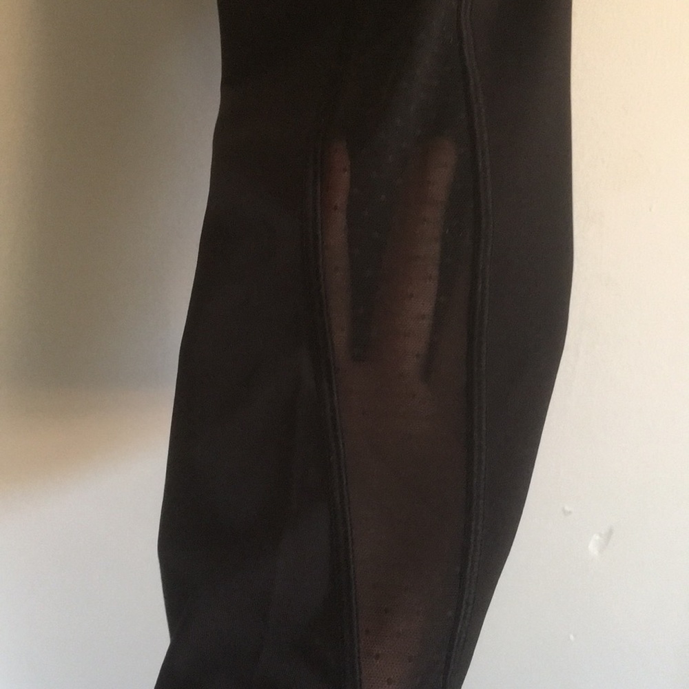 Lululemon Sole Training Crop Black Dot Mesh Panel Pocket - Picture 7 of 7